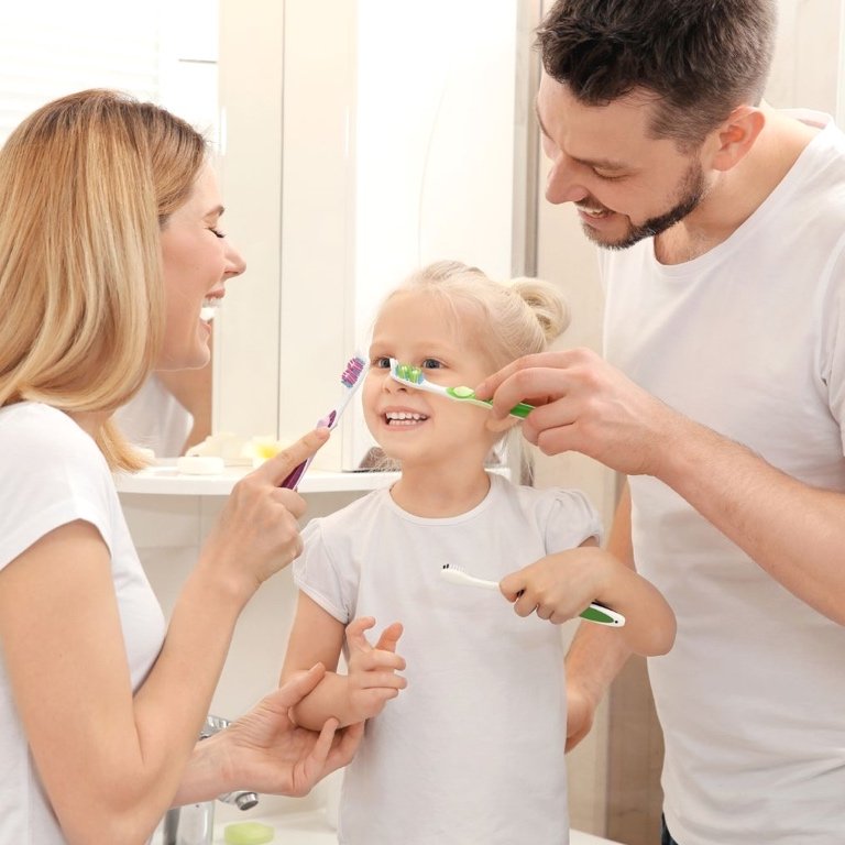 Asegurando la Salud Natural para su Familia Un progenitor cariñoso sonriendo con sus hijos, mostrando salud natural