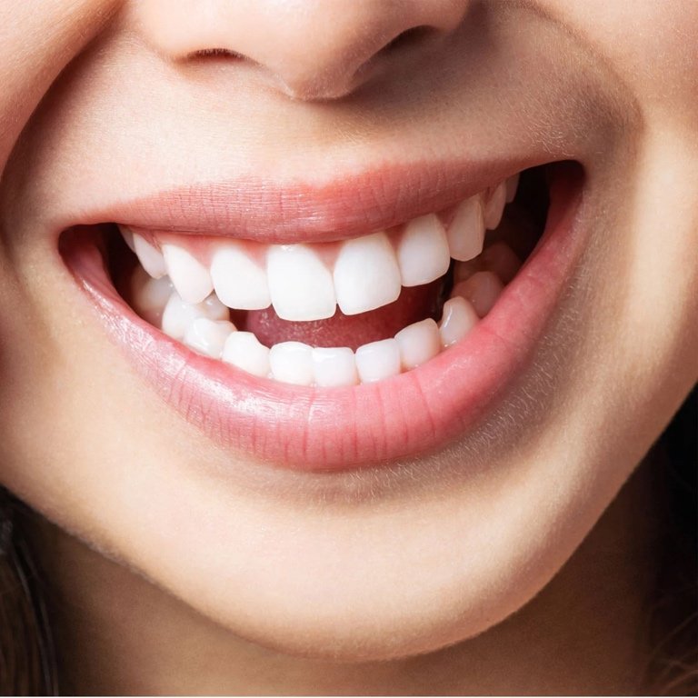Encontrando Valor en el Cuidado Dental Natural Una persona reflexiva revisando opciones de cuidado dental con una expresión esperanzada