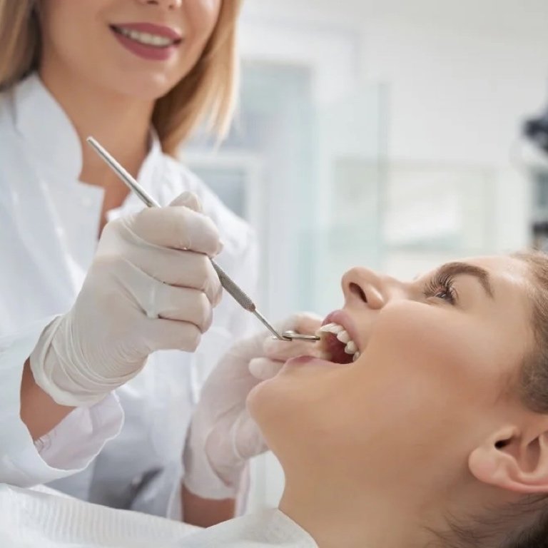 Adoptando el Cuidado Dental Basado en la Ciencia Una mujer reflexiva revisando materiales de investigación sobre cuidado dental